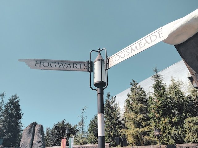 Hogwats arrow sign